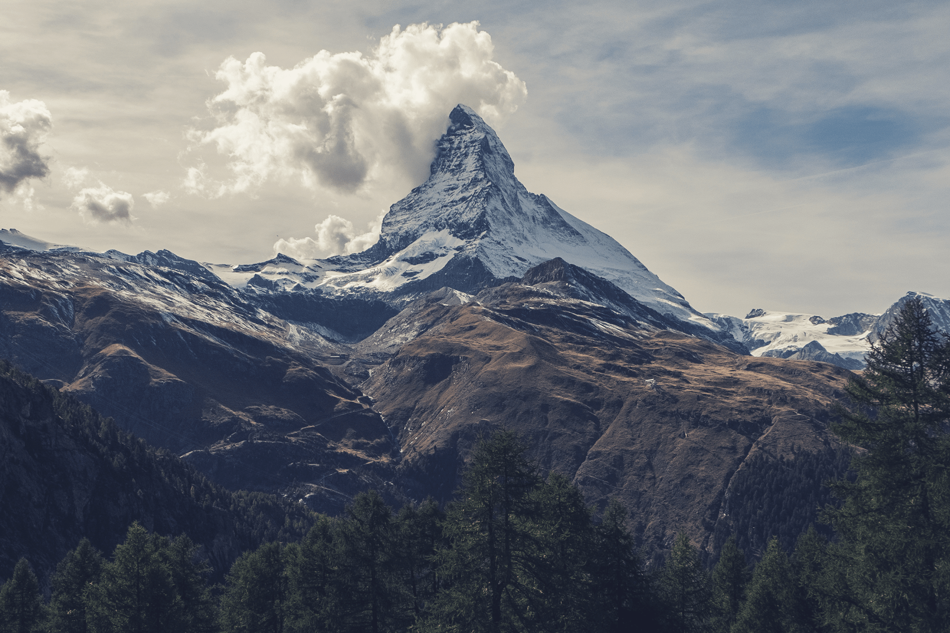 Montagne avec nuage accroché