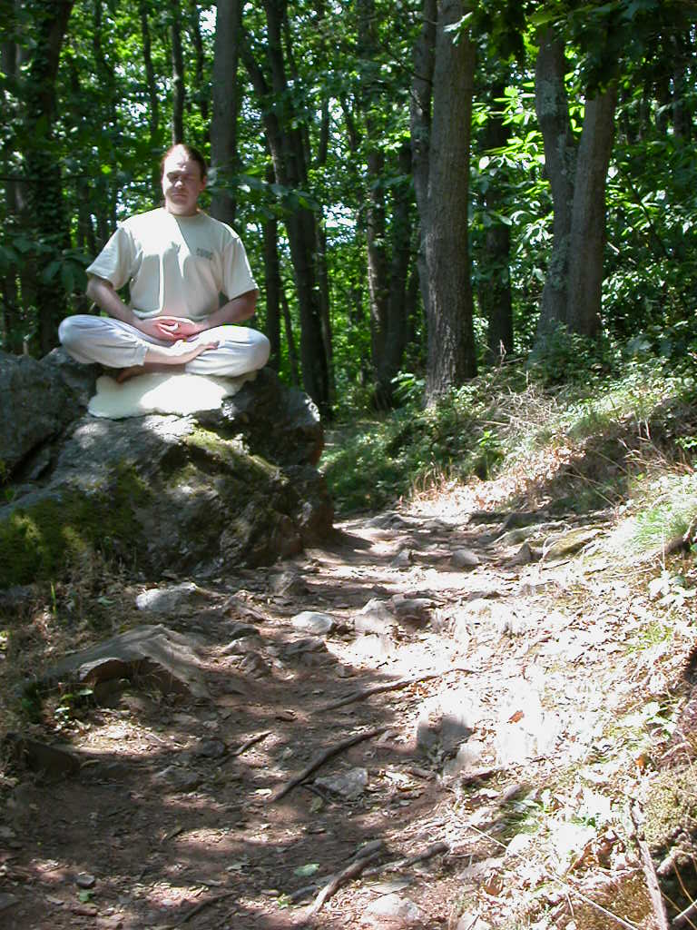 Méditation assis sur un rocher