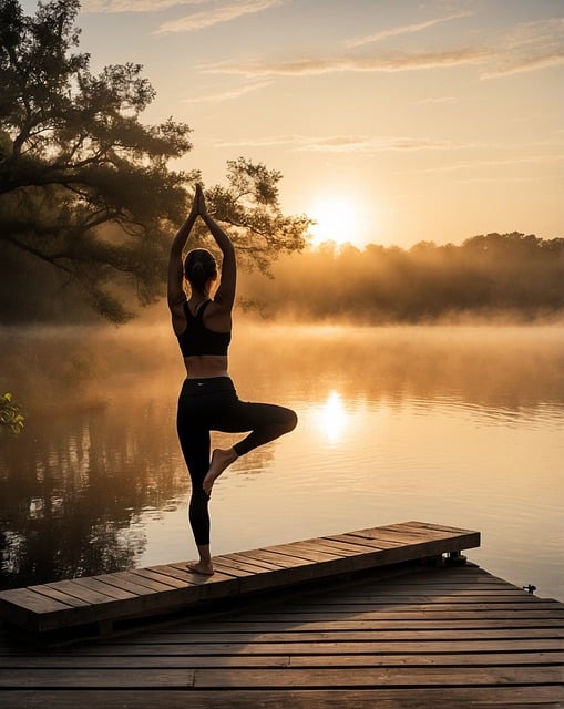 yoga posture de l'arbre au soleil levant