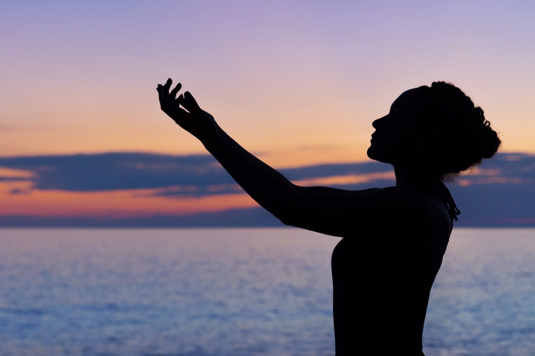 équilibrer corps et esprit après 60 ans avec le yoga femme