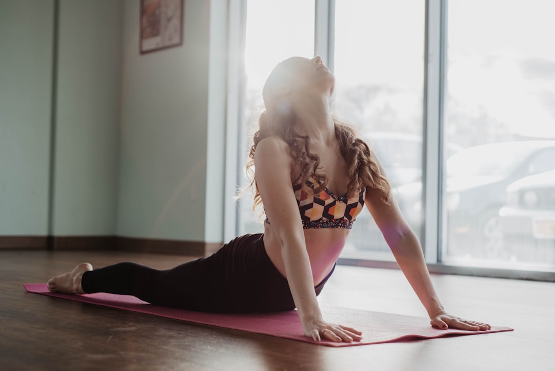 femme en en posture du cobra