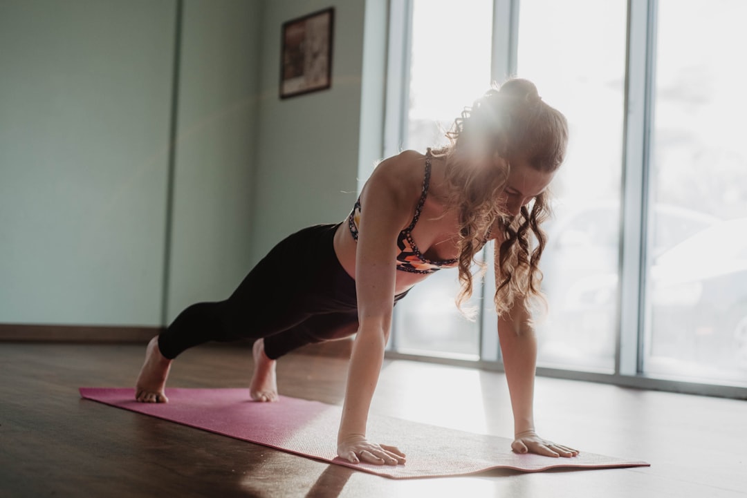 femme en posture de la planche